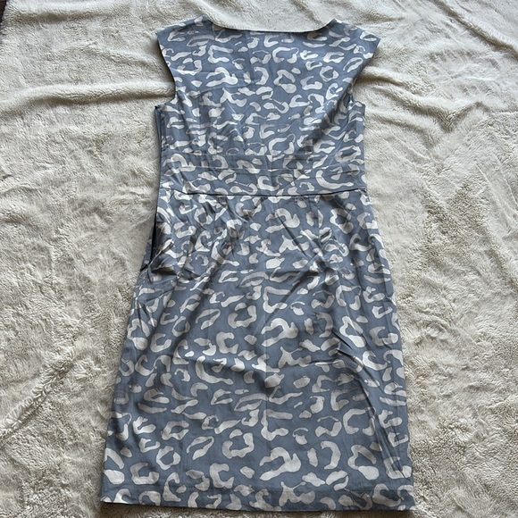 Ann Taylor Sheath Dress Blue Animal Print | Cap Sleeve Workwear Chic | Size 4 - Picture 5 of 6